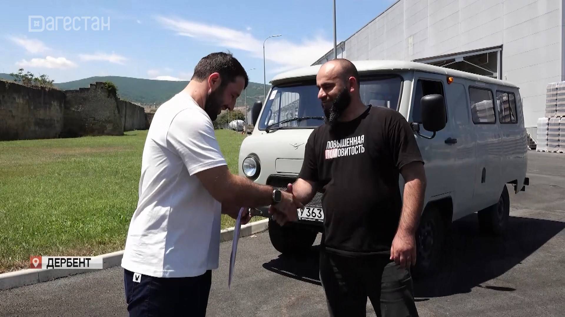 Автомобиль повышенной проходимости передал в зону СВО депутат Народного Собрания Дагестана