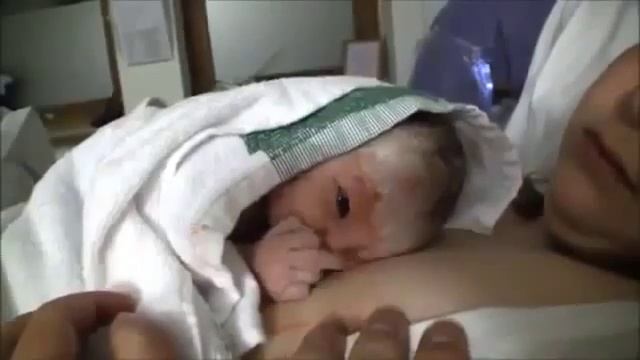 Новорожденный показал FUCK отцу) newborn father sent