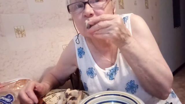 КОРМЛЮ БАБУШКУ ВКУСНЯШКАМИ!