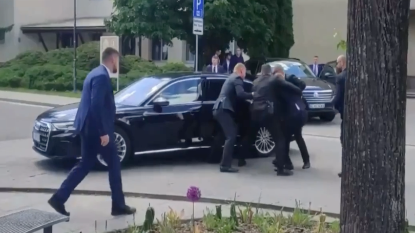 Раненого премьер-министра Словакии Фицо увезли с места покушения