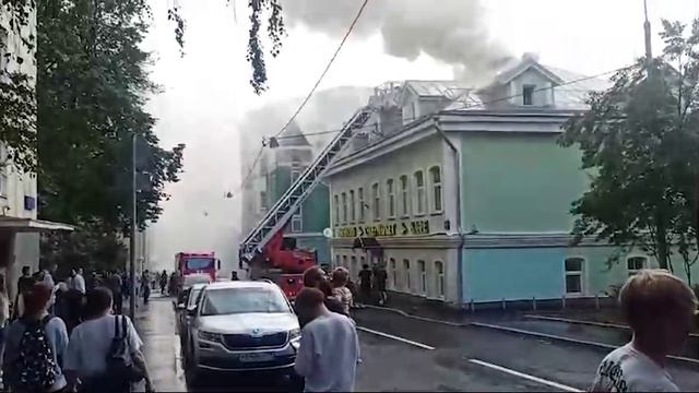 Пожар в гостинице "Птичка" в центре Москвы огонь охватил чердак и кровлю