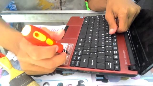 Tutorial bongkar Pasang Keyboard Netbook Acer Aspire One D270