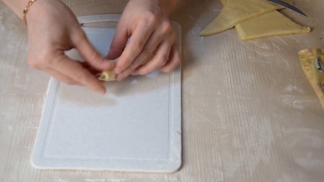 Побалуй домашних. Готовим круассаны из слоеного теста рецепт пошагово