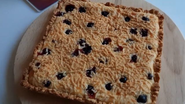 Песочный пирог с творогом и черной  смородиной??