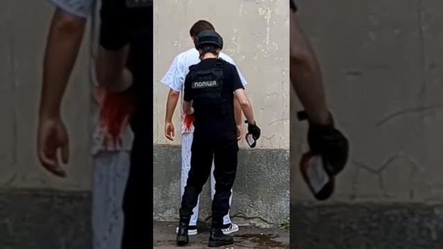 Появилось видео, как полицейский измазывает кровью халат врача из детской больницы, удар по которой
