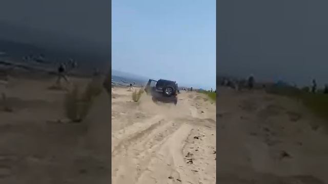 Полицейские эффектно задержали гоняющего по пляжу водителя внедорожника в Минусинском районе