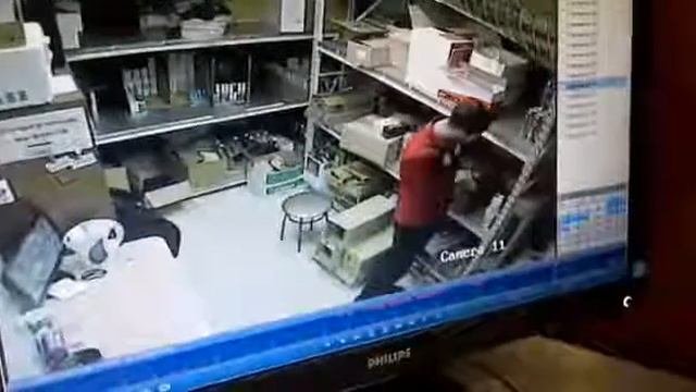ОХРАННИК ВОР ШМАНАЕТ БЕЗ ПАЛЕВА СУМКИ СВОИХ КОЛЛЕГ ПО РАБОТЕ