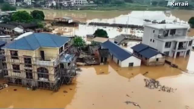 Сильнейшее за 25 лет наводнение в Китае - города уходят под землю на три метра