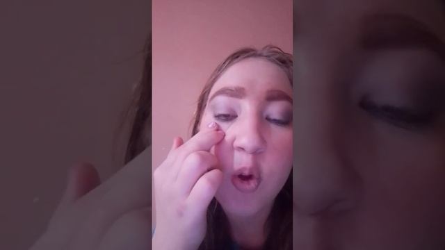 Просили как я крашу глаза,ну я рассказала свою технику,смотрите сами сравнивайте.