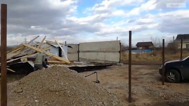 Ветер сорвал крышу промышленного здания в Хакасии