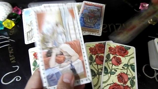 Гадание на любовь и отношения на месяц. Любовный прогноз на картах таро.