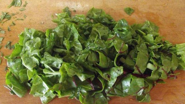 Салат из листовой свеклы