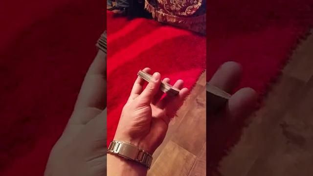 Фокус с картами. Крутит карты. Тасует колоду.
