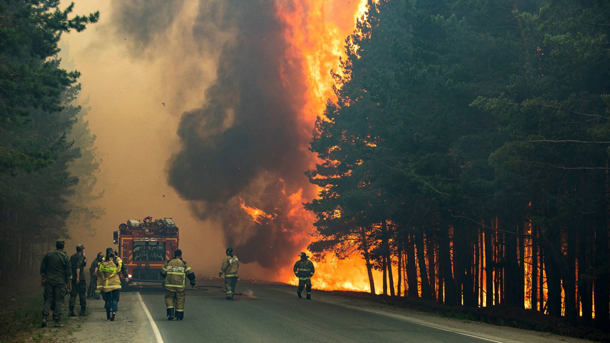 Огонь накрывает села и деревни. Авиация спасает от лесных пожаров три села в Якутии
