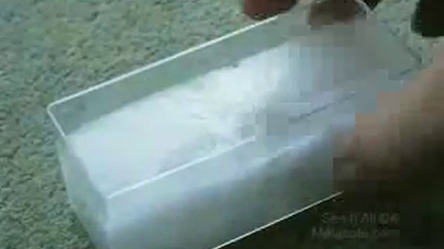Видео демонстрирует моментальное застывание жидкости (хим. опыт)