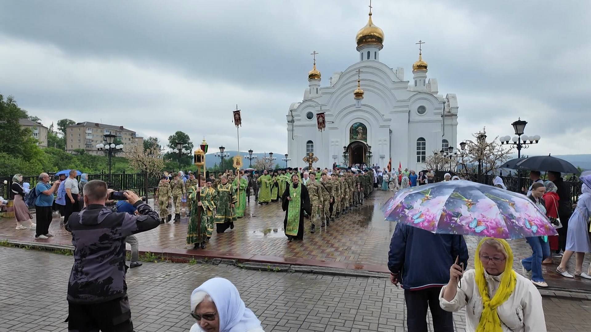 Православные златоустовцы отметили праздник Святой Троицы