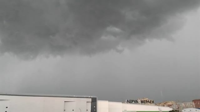 Что-то вылетело из Тучи во время грозы в Тюмени - 30 июня 2015