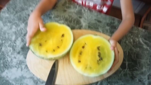(●̮̮̃●̃) Арбузный челЛенж ►! Как порезать арбуз для ребенка! Ярик пробует желтый арбуз)))