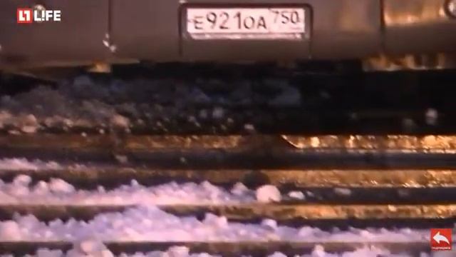 Сотрудники  МЧС  засыпают снегом кровь на месте гибели людей в Москве Автобус в подземном переходе