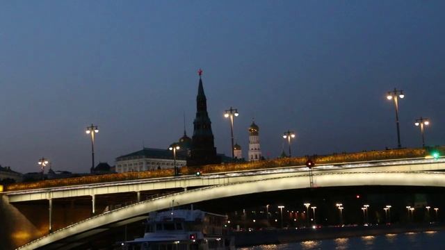 Золотые маковки церквей и красные звезды Кремля на закате дня.