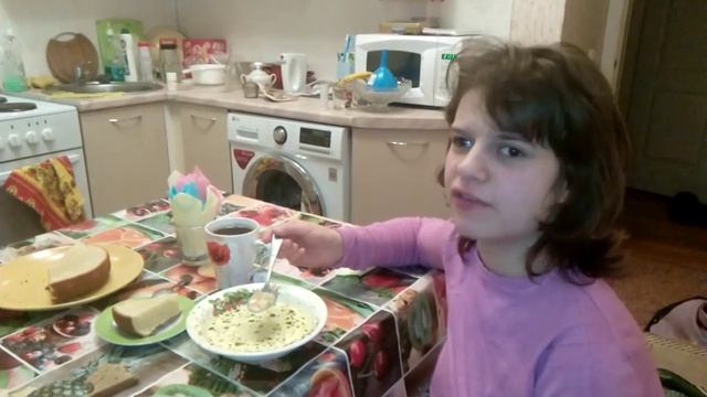 Альбинкин балдеет от моего супа на курином бульоне