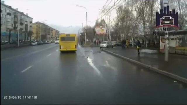 В Красноярске из отъезжающего с остановки автобуса выпал пассажир