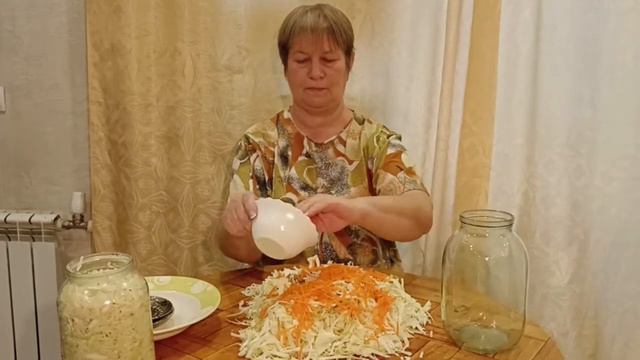 Квашеная белокочанная капуста с тмином и с морковью с укропом