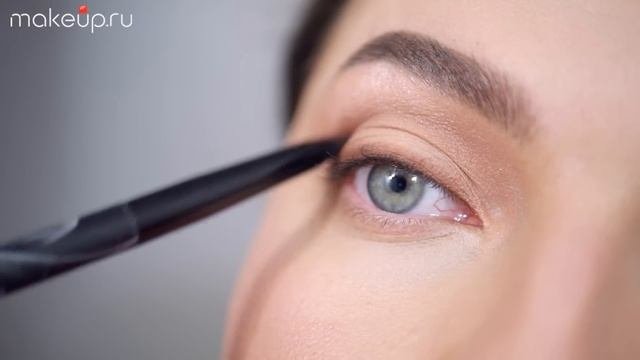 Как увеличить глаза с помощью макияжа?