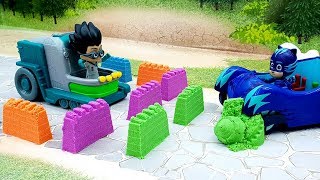 Мультфильмы про игрушки - Песочная война! Мультики с игрушками Герои в масках и песок Плей До..mp4
