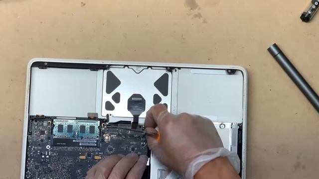 Macbook White Unibody late 2009 Disassembled