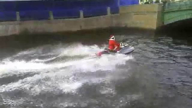 Дед Мороз на гидроцикле
