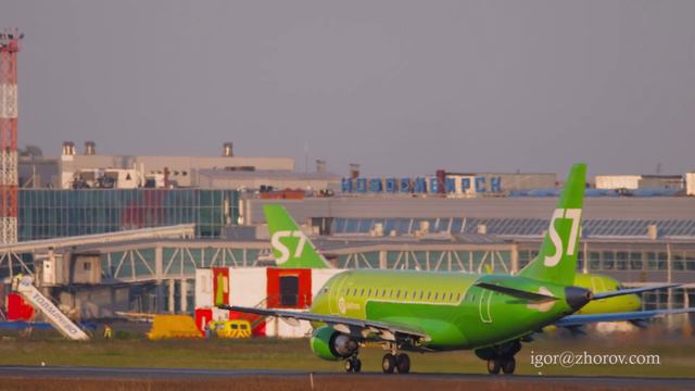 Эмбраер ERJ-170 авиакомпании S7 взлетает из аэропорта Толмачево, Новосибирск.