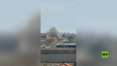 اللحظات الأولى بعد سقوط صواريخ أطلقتها حماس على بلدة كفار سابا وسط إسرائيل