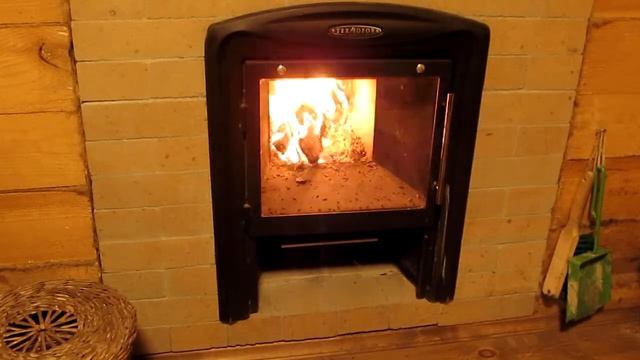 Горящие дрова в печке на даче Relax Chill Village