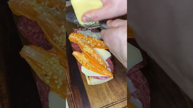 Острый сэндвич с салями и перцем чили