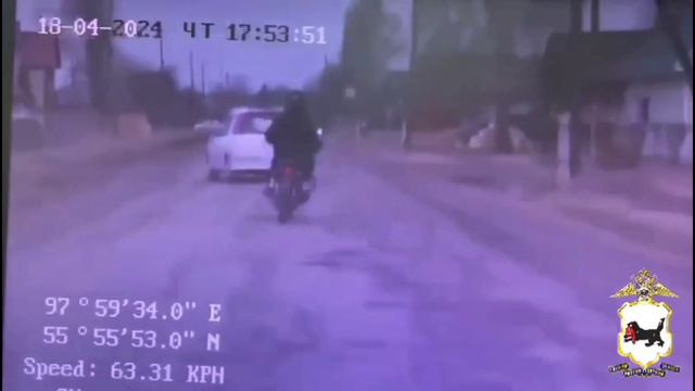 В Тайшете юный мотоциклист пытался сбежать от полицейских