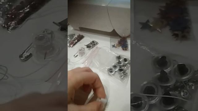 мама шьет сарафан, если хотите увидеть мастер-класс переходите в описании