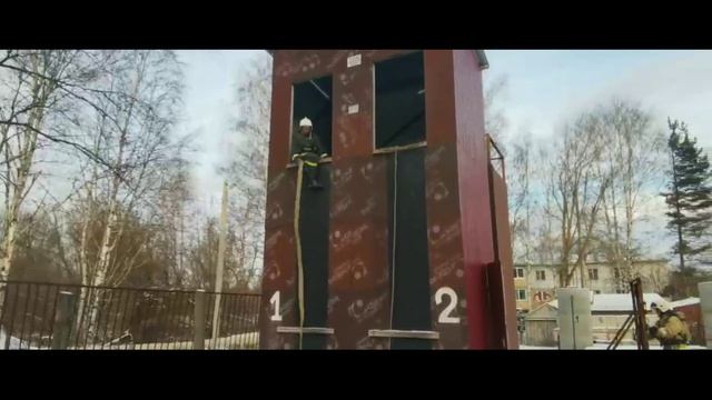 Спуск по пожарному рукаву
