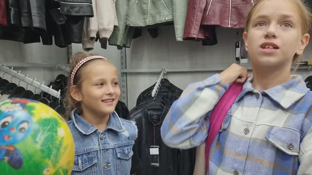 Ника с подругами играет в прятки в магазине одежды!