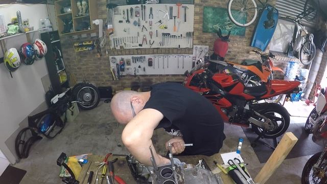 Honda CB 125 K3 | Engine Stripdown Pt  2.   Loathing of  Phillips head bolts. Circlip Master class.