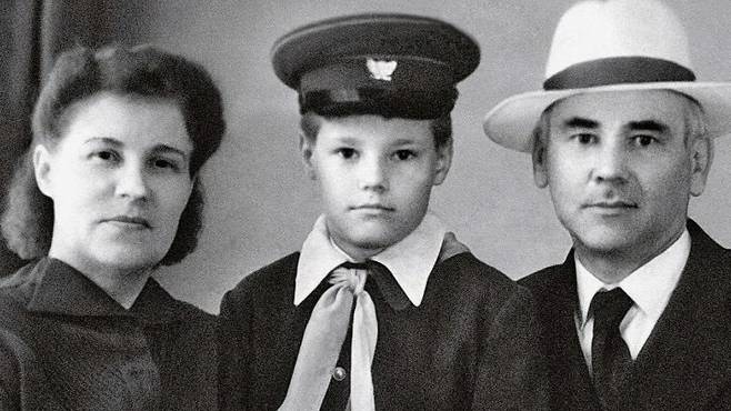 Редкие детские фото советских актеров со своими родителями. Часть 4