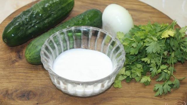 Огуречный салат со сметанным соусом