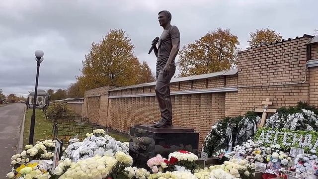 У ПАМЯТНИКА ЮРЫ ШАТУНОВА,ПОСЛЕ КОНЦЕРТА,СНОВА МОРЕ БЕЛЫХ РОЗ И МНОГО ПОКЛОННИКОВ