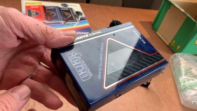 Sanyo MGP9 Personal Stereo First Look. Retro 80s Cassette Player
