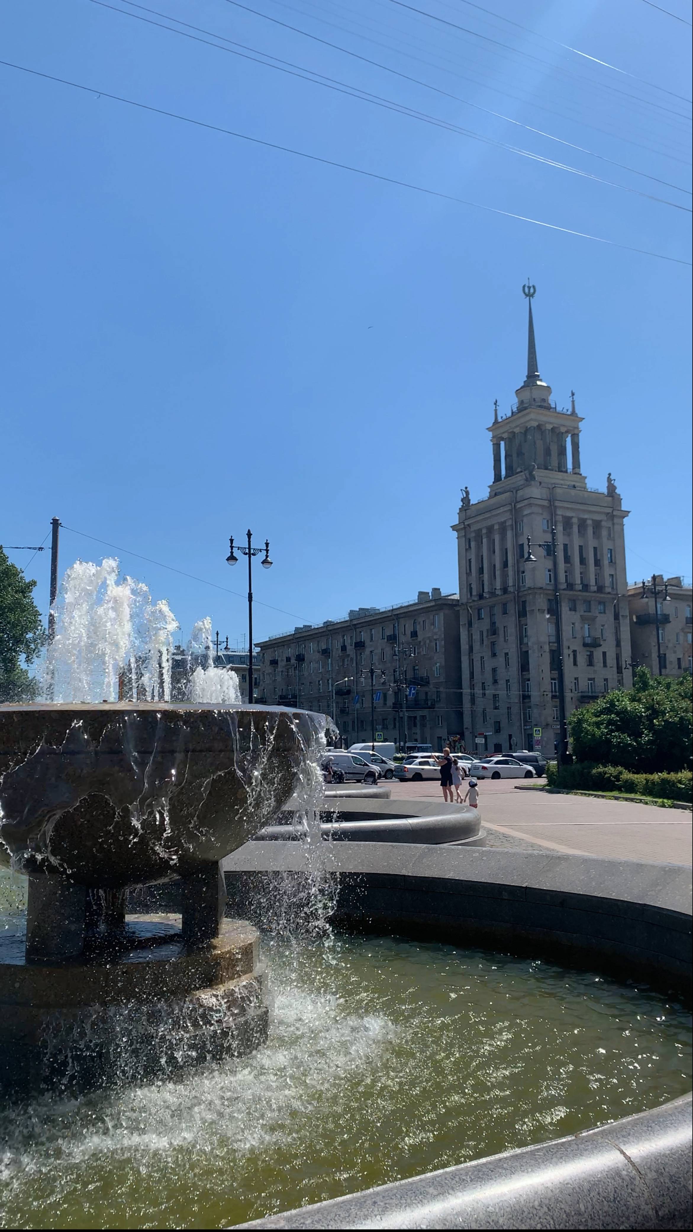 Фонтан «Чаша знаний» на Парке Победы в Санкт-Петербурге у библиотеки / Live