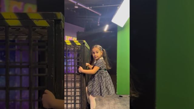 В клетке балуюсь