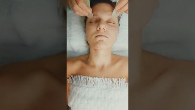 Расслабление мышц лица с помощью гуаша