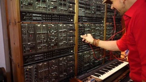 Crazy Vintage Synth Tour At Vengeance Sound