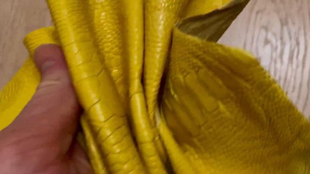 Кожа с голени страуса, жёлтый цвет, покрытие полу глянец.