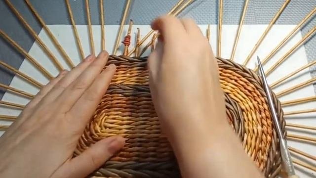 Овальный поднос газетныетрубочки. Oval tray made of newspaper tubes.